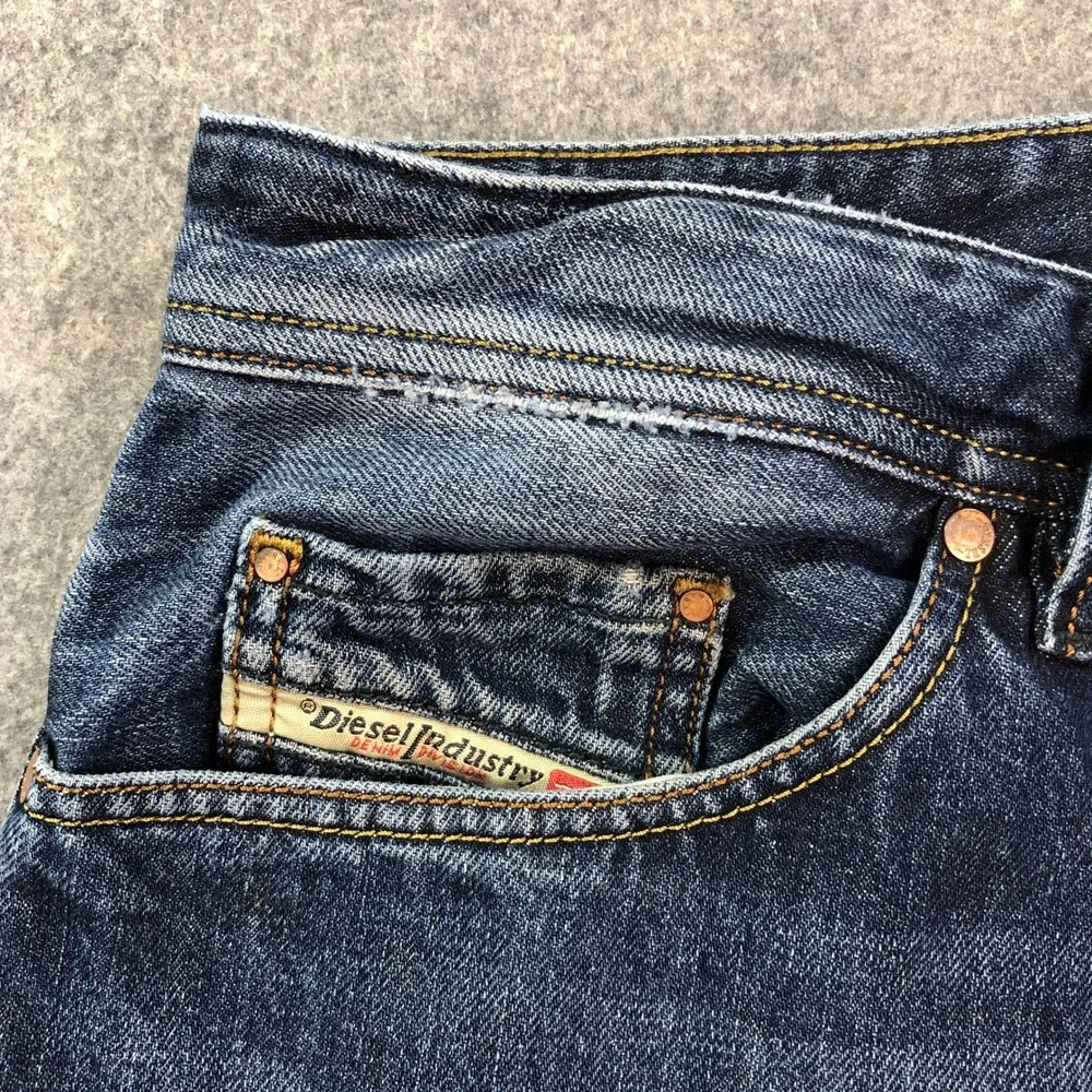 Diesel Mens Jeans Size 38x30 Straight Leg Button Fly Blue Medium Wash Denim